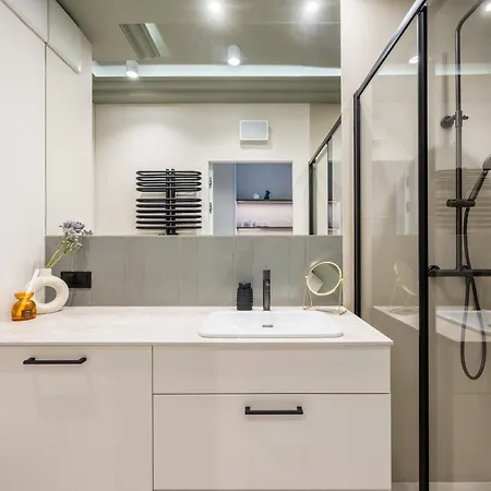 Lily - Rooftop Terrace By The Shipyard